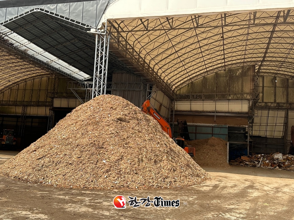 강북구의 폐목재 자원 선순환으로 생산된 우드칩은 고형원료로 재사용되고 있다.